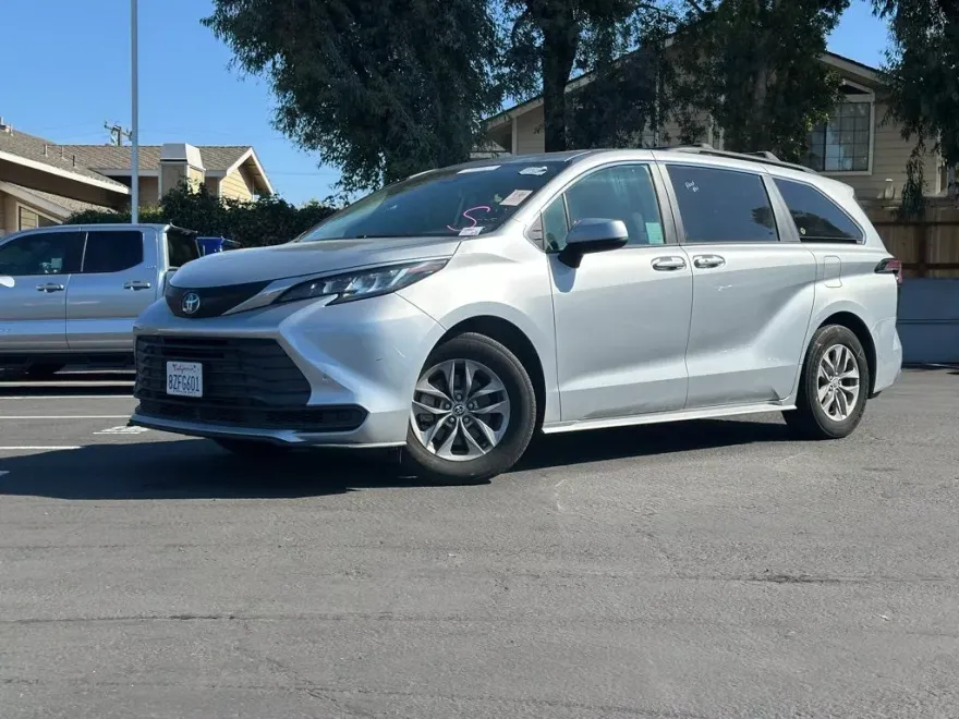 2022 Toyota Sienna LE photo 1