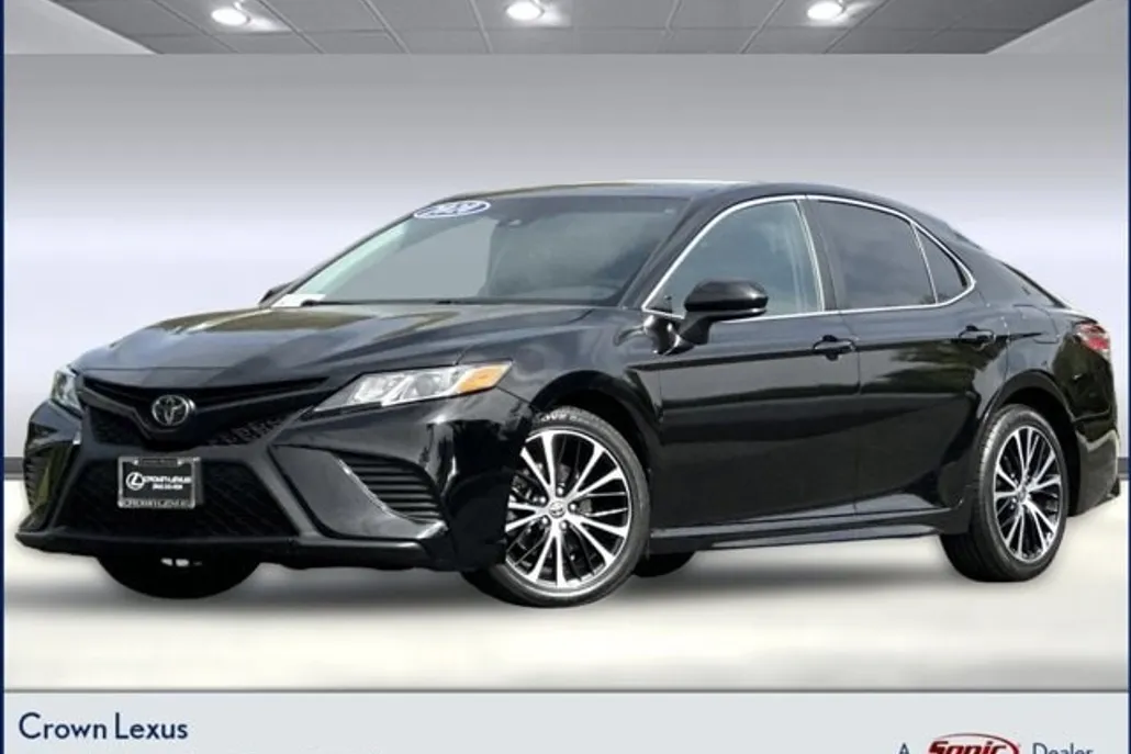 2020 Toyota Camry SE photo 1