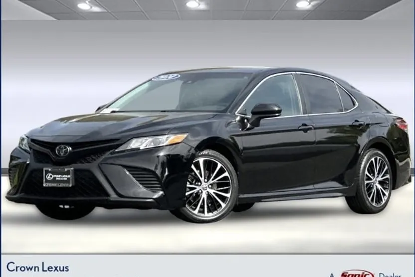 2020 Toyota Camry SE photo 1