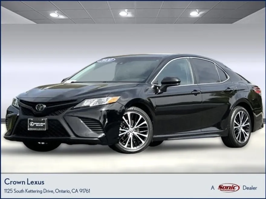2020 Toyota Camry SE photo 1