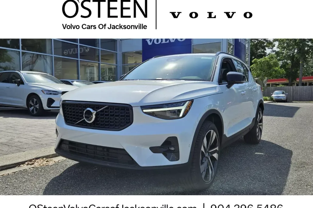 2025 Volvo XC40 photo 1