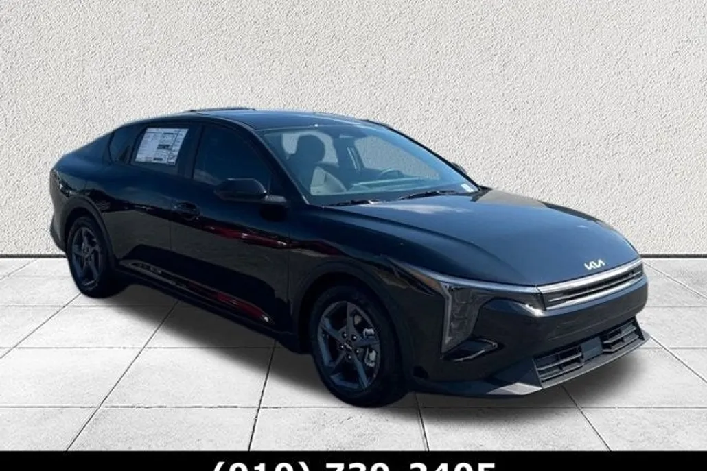 2025 Kia K4 LXS photo 1