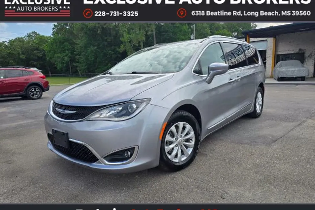 2019 Chrysler Pacifica Touring L photo 1