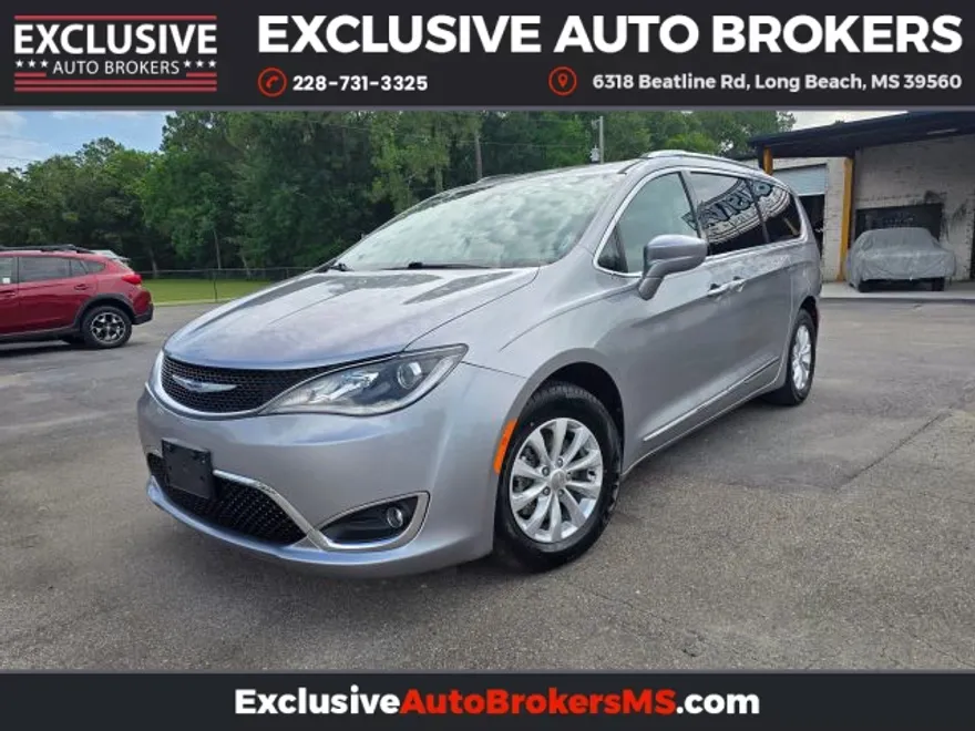 2019 Chrysler Pacifica Touring L photo 1