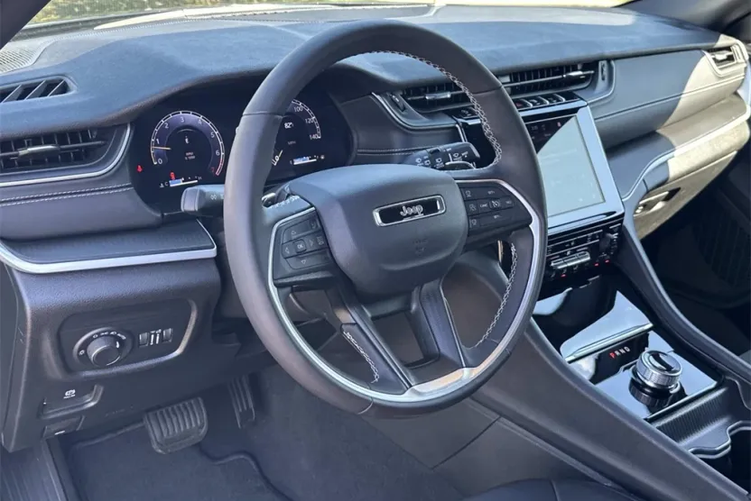 2025 Jeep Grand Cherokee Laredo photo 1