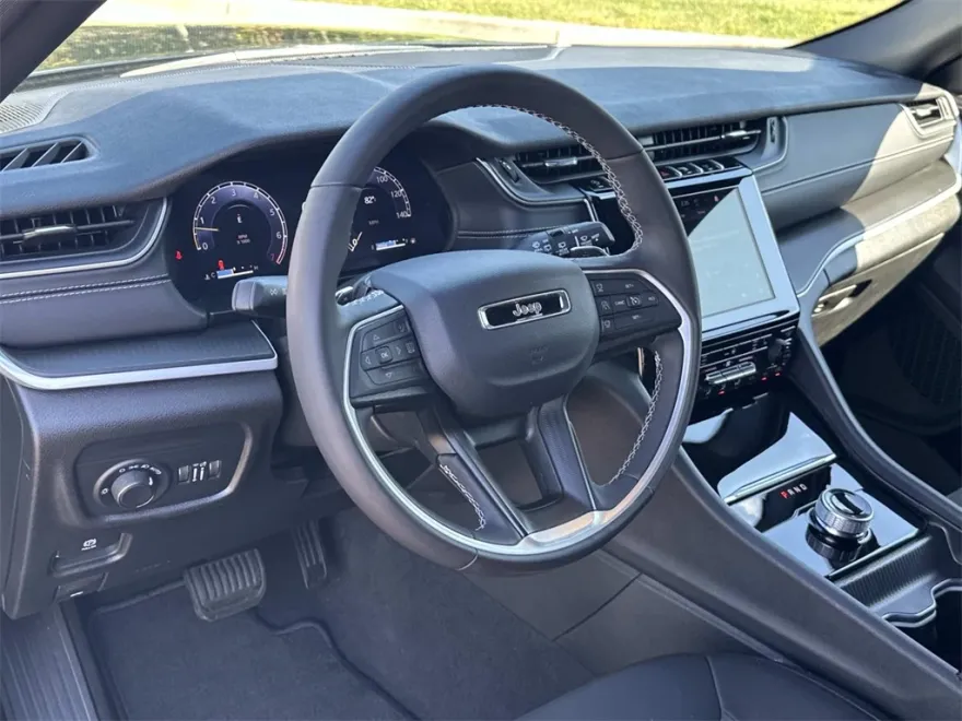 2025 Jeep Grand Cherokee Laredo photo 1
