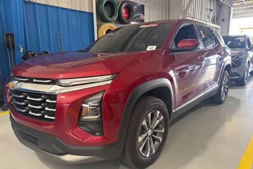2025 Chevrolet Equinox LT photo 1