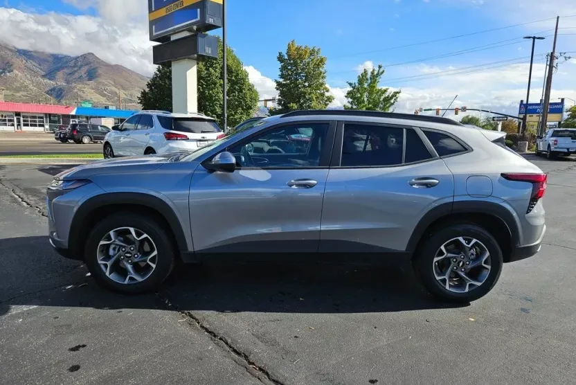 2025 Chevrolet Trax LT photo 1