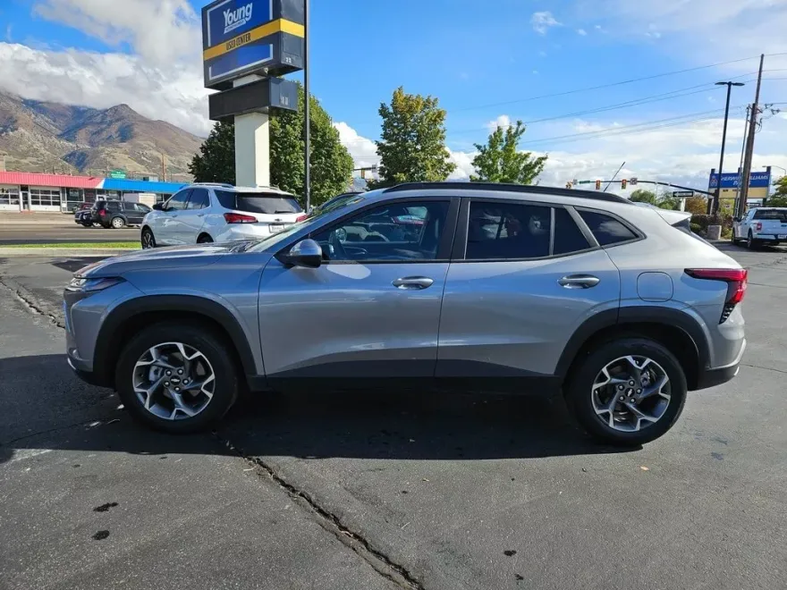 2025 Chevrolet Trax LT photo 1