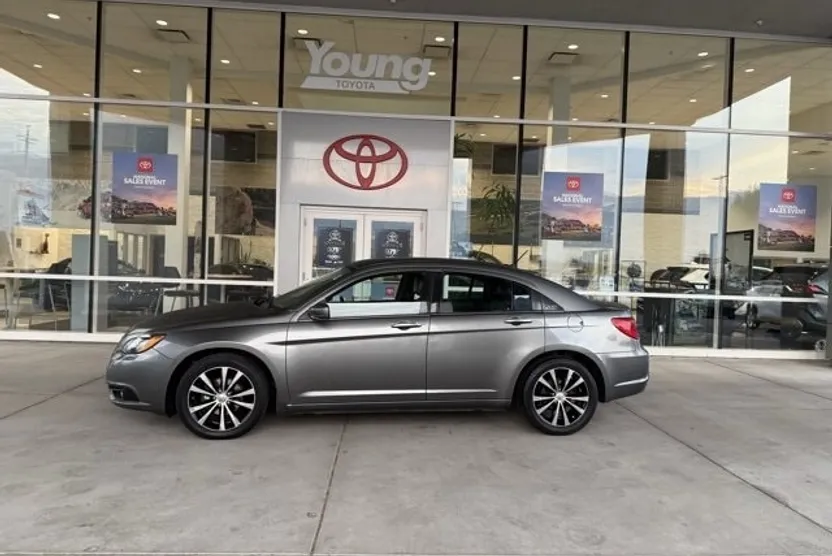 2013 Chrysler 200 Limited photo 1
