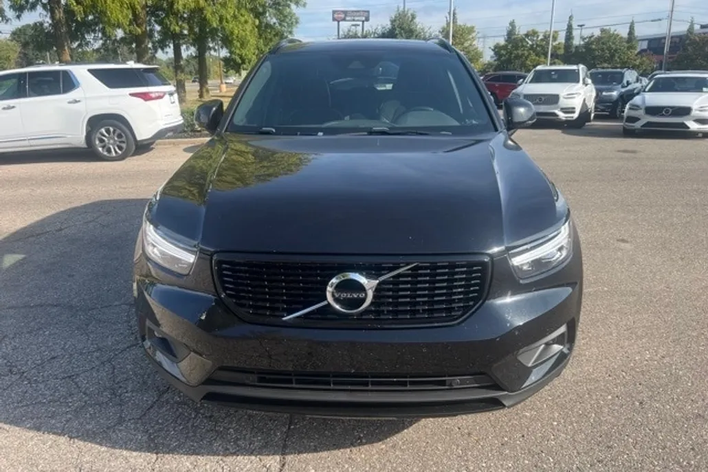 2021 Volvo XC40 R-Design photo 1