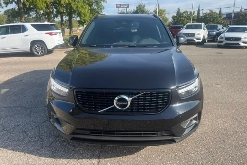 2021 Volvo XC40 R-Design photo 1