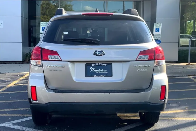 2014 Subaru Outback 2.5i Premium photo 1