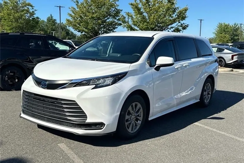 2022 Toyota Sienna LE photo 1
