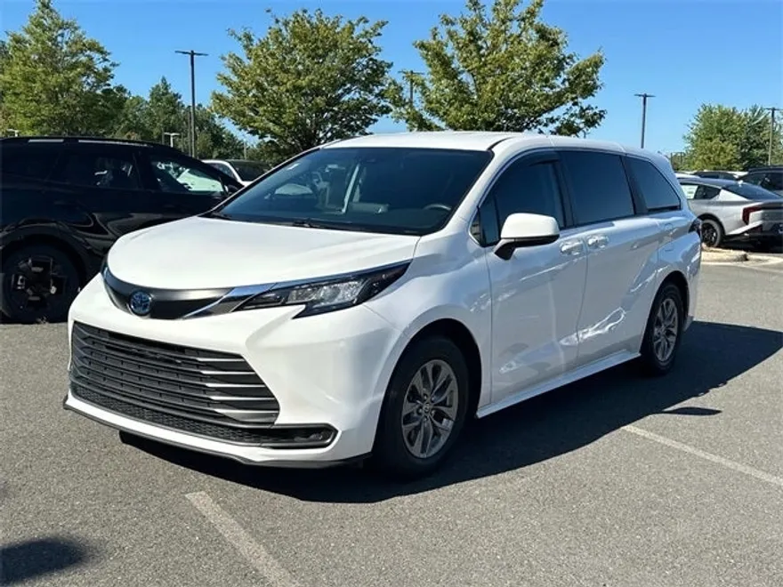 2022 Toyota Sienna LE photo 1