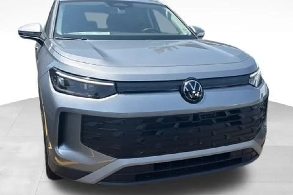 2025 Volkswagen Tiguan SE photo 1