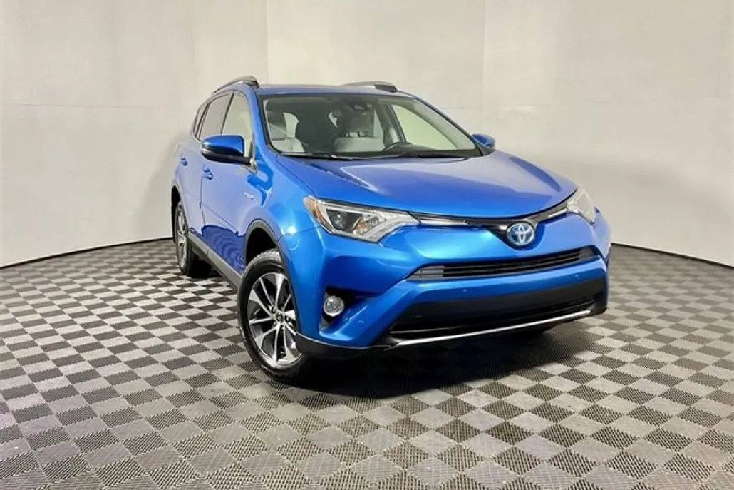 2017 Toyota RAV4 Hybrid XLE photo 1
