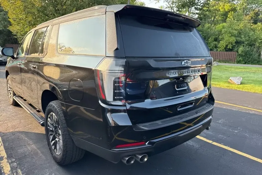 2025 Chevrolet Suburban Z71 photo 1