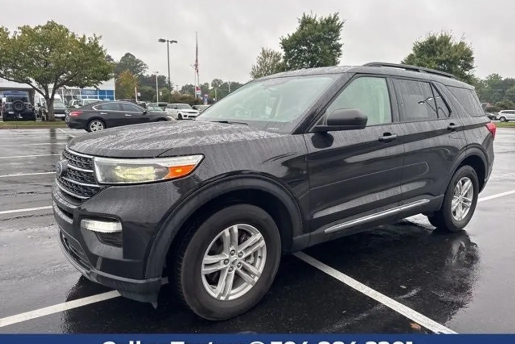 2023 Ford Explorer XLT photo 1