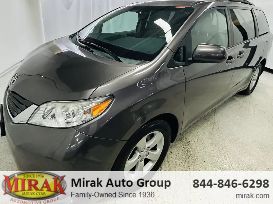 2012 Toyota Sienna LE photo 1