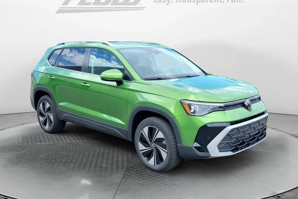 2025 Volkswagen Taos SE photo 1