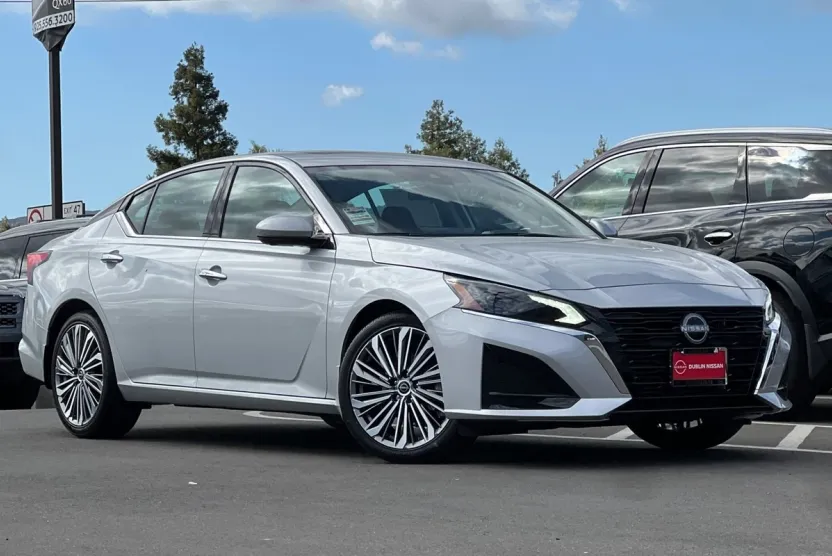 2025 Nissan Altima 2.5 SL photo 1