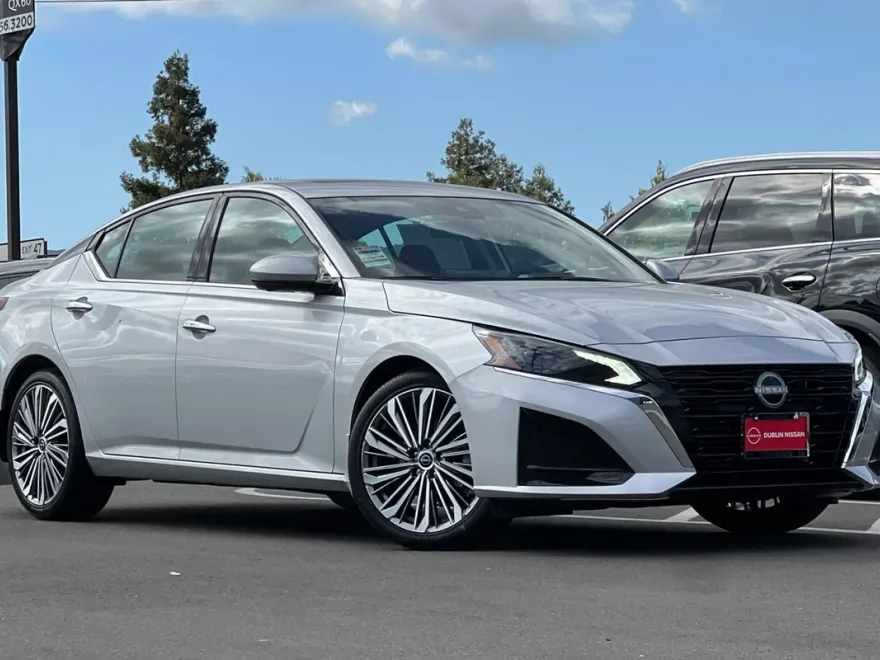2025 Nissan Altima 2.5 SL photo 1