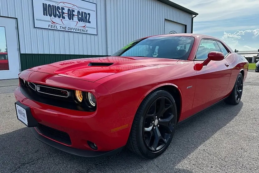2016 Dodge Challenger SXT Plus photo 1