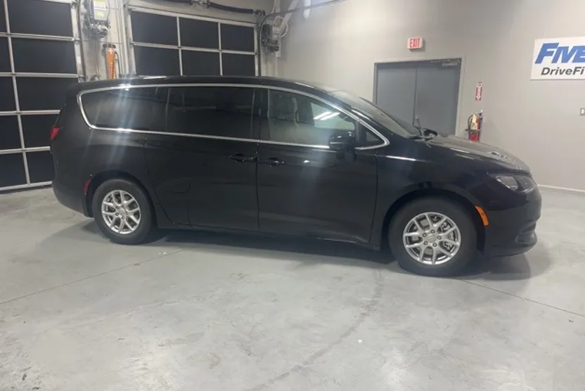 2025 Chrysler Voyager LX photo 1