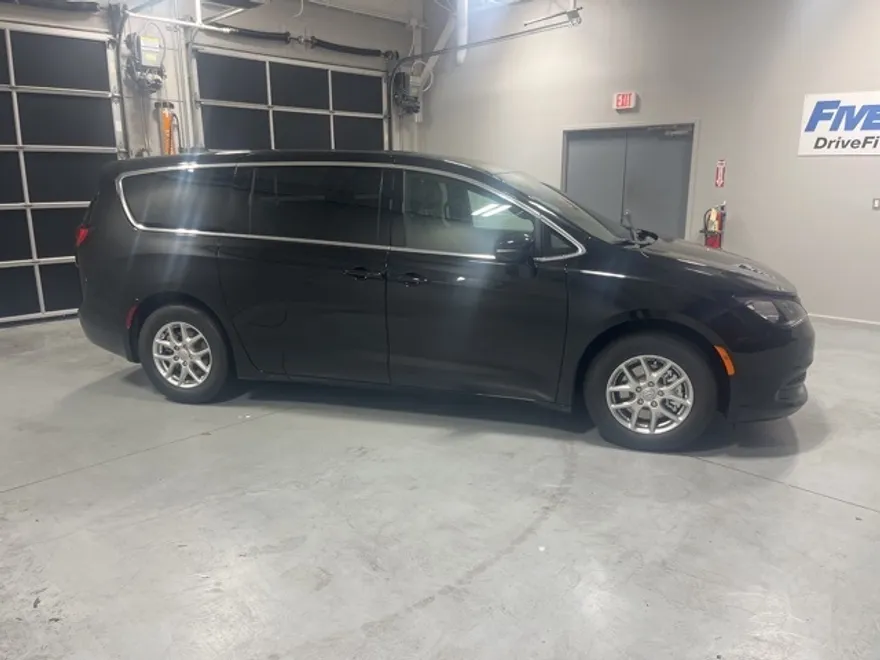 2025 Chrysler Voyager LX photo 1