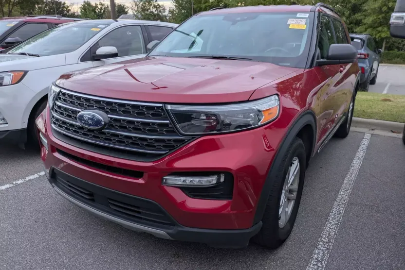 2023 Ford Explorer XLT photo 1