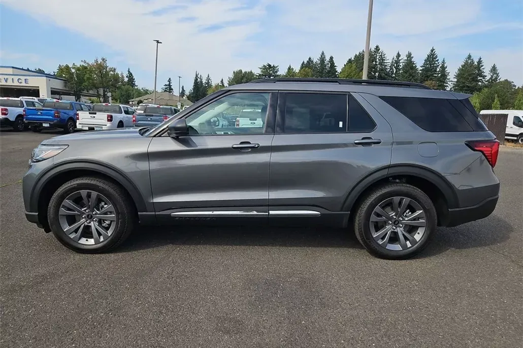 2025 Ford Explorer photo 1