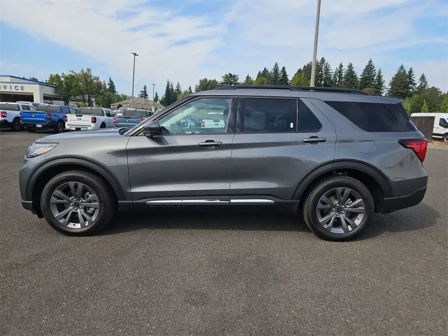2025 Ford Explorer photo 1