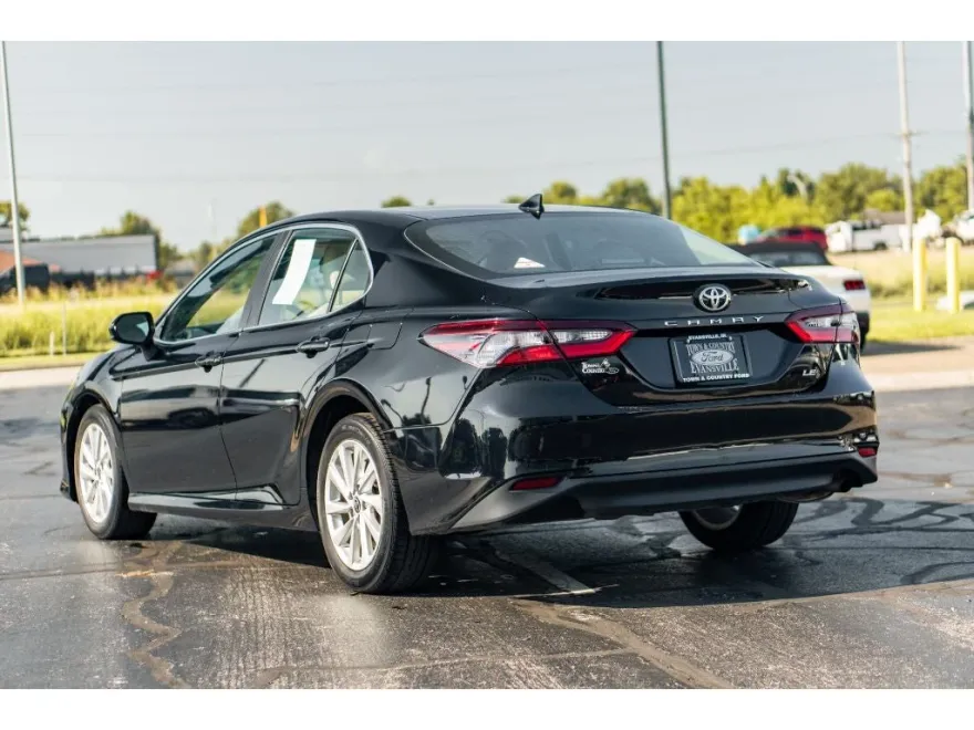 2023 Toyota Camry LE photo 1
