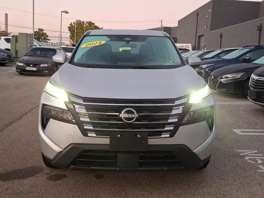 2024 Nissan Rogue SV photo 1