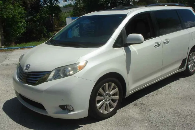 2011 Toyota Sienna XLE photo 1