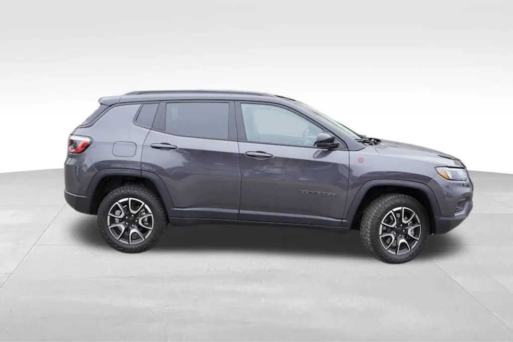 2024 Jeep Compass Trailhawk photo 1