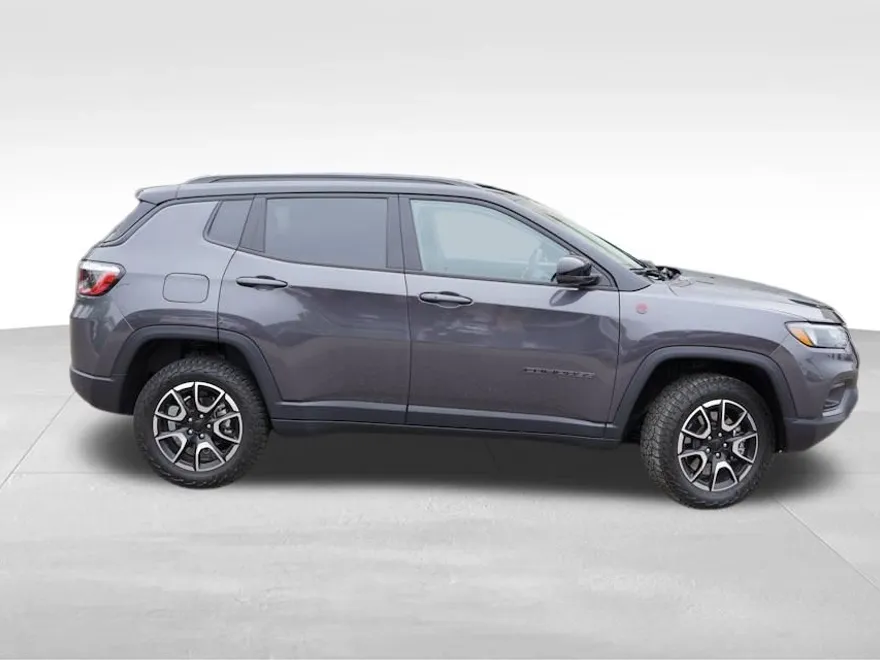 2024 Jeep Compass Trailhawk photo 1