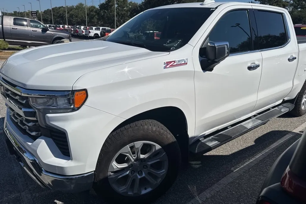 2023 Chevrolet Silverado 1500 LTZ photo 1