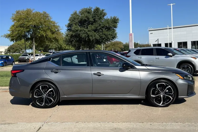 2023 Nissan Altima SR photo 1