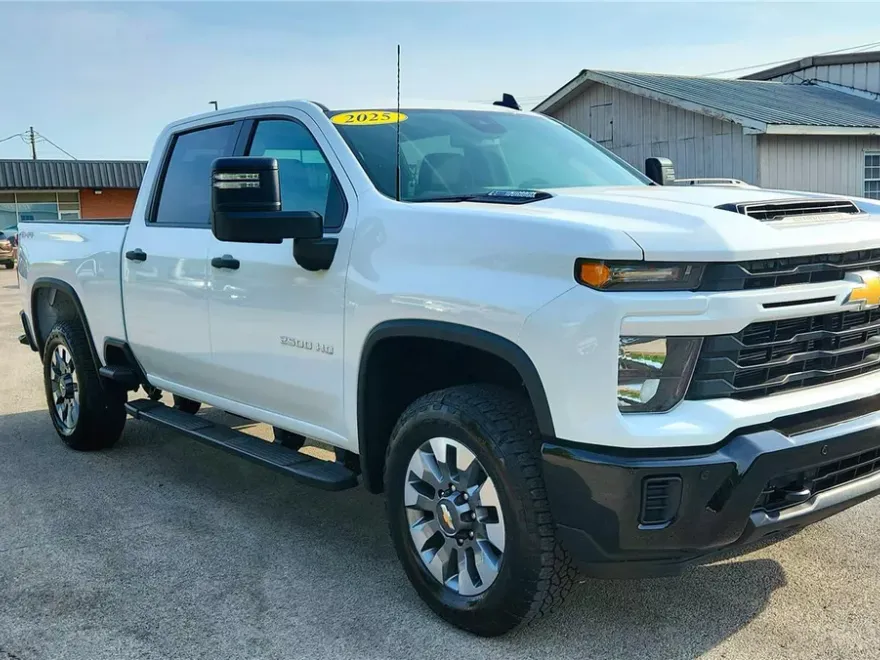 2025 Chevrolet Silverado 2500HD Custom photo 1