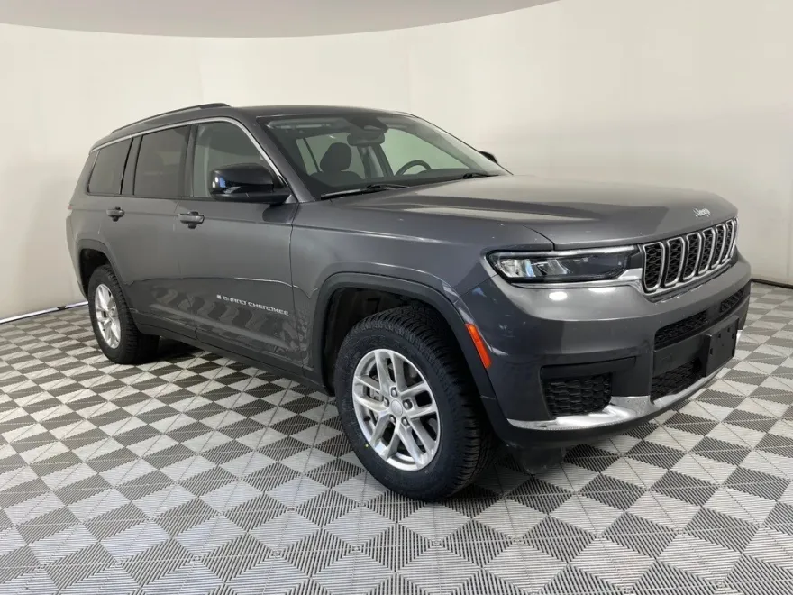 2023 Jeep Grand Cherokee Laredo photo 1