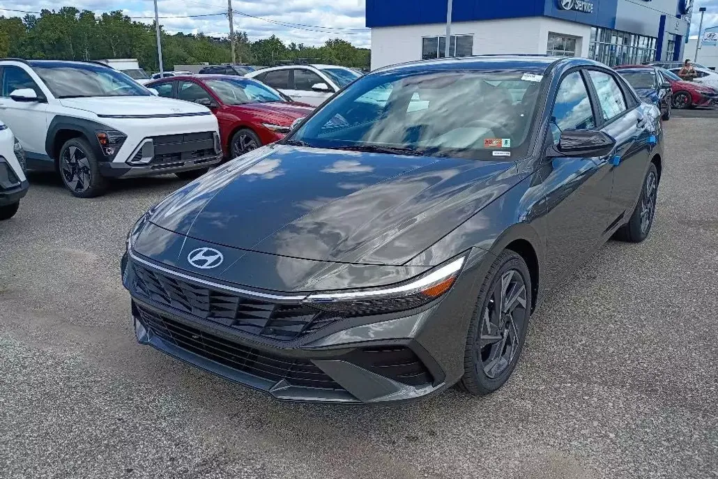 2025 Hyundai Elantra SEL Sport photo 1
