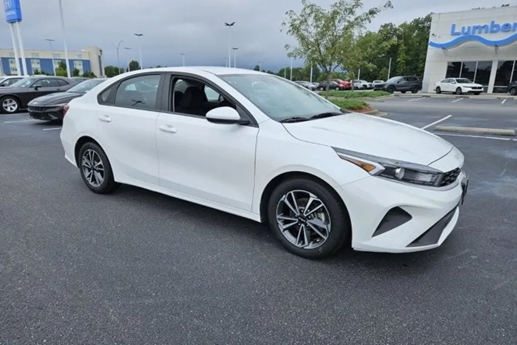 2023 Kia Forte LXS photo 1
