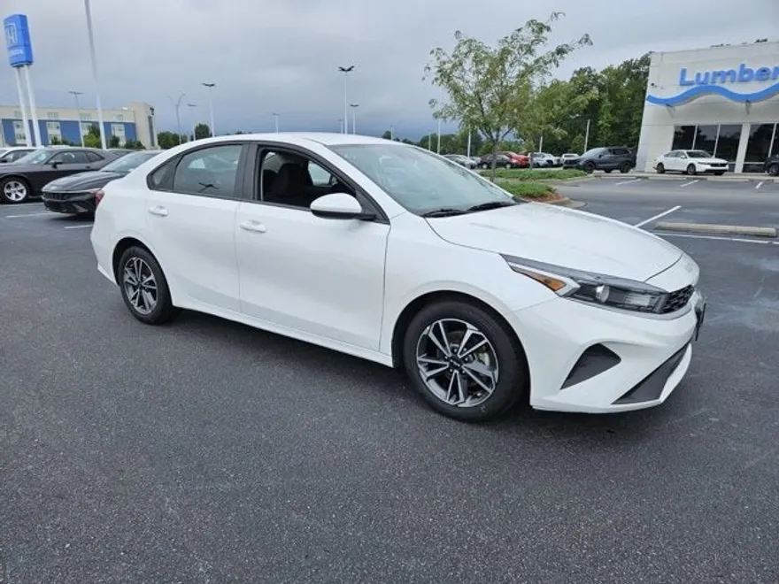 2023 Kia Forte LXS photo 1