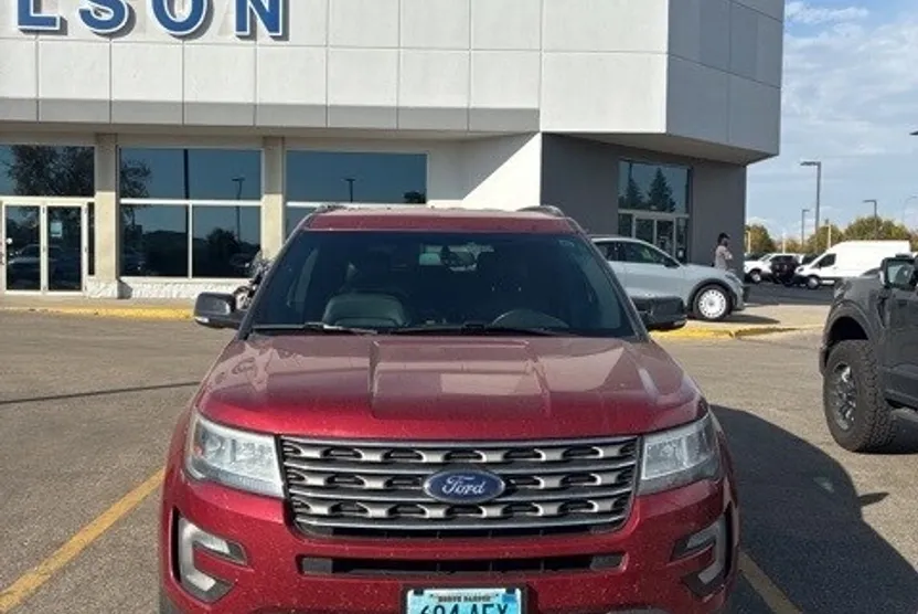 2016 Ford Explorer XLT photo 1