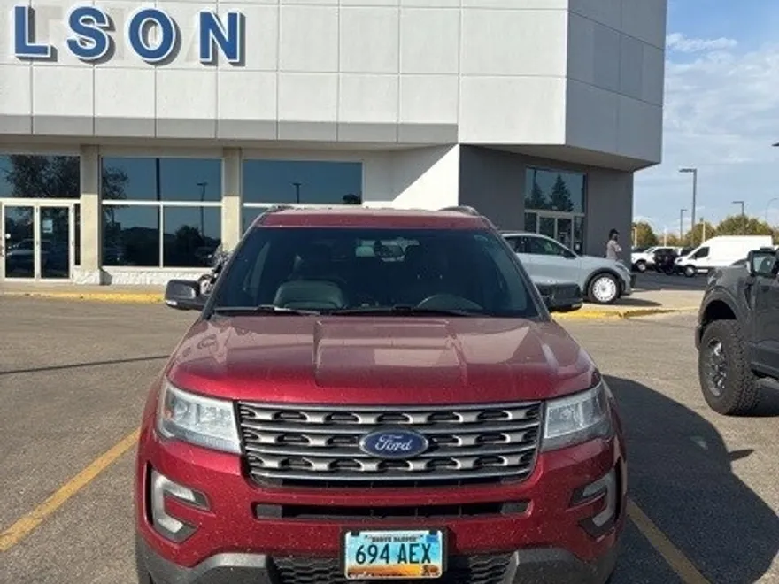2016 Ford Explorer XLT photo 1