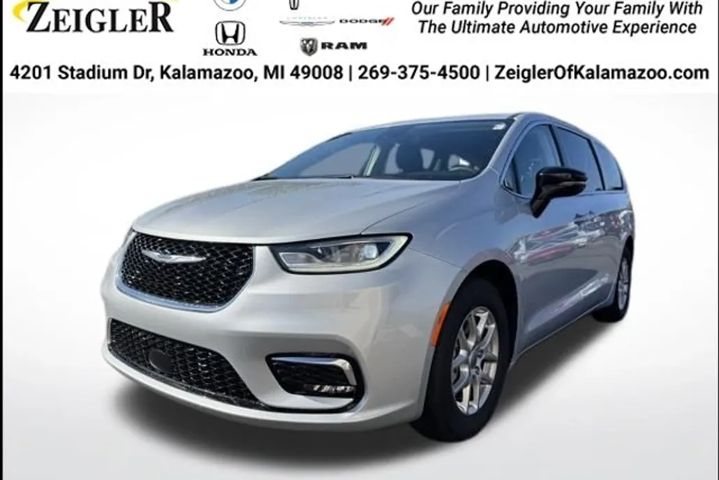2024 Chrysler Pacifica Touring L photo 1