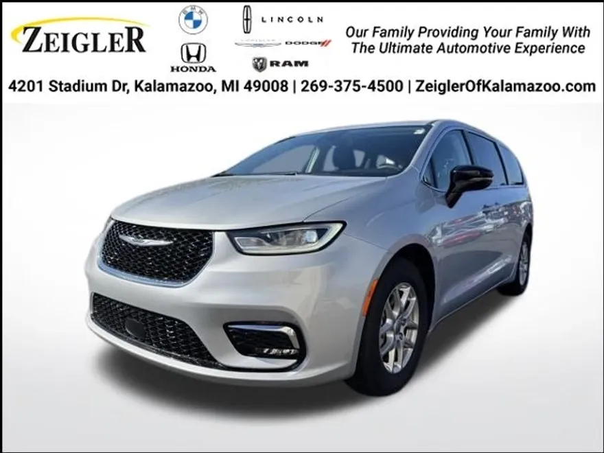 2024 Chrysler Pacifica Touring L photo 1