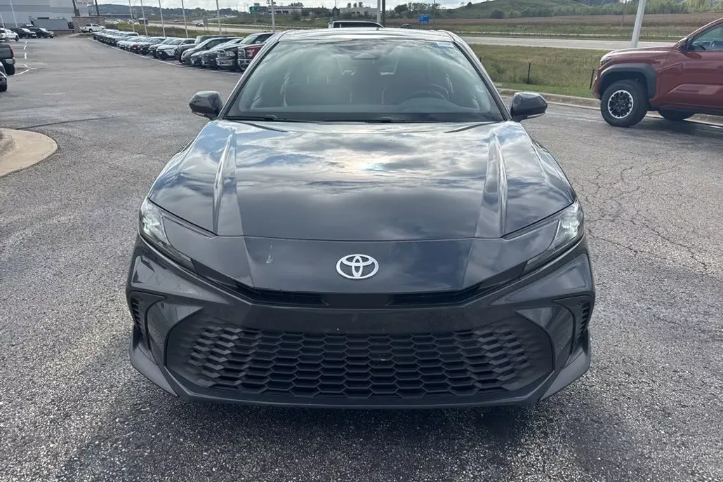 2025 Toyota Camry SE photo 1